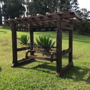 O balanço para jardim traz mais aconchego, deixando a decoração externa cheia de charme.