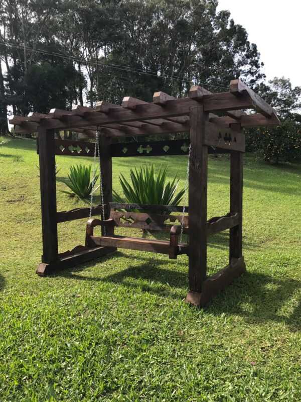 O balanço para jardim traz mais aconchego, deixando a decoração externa cheia de charme.