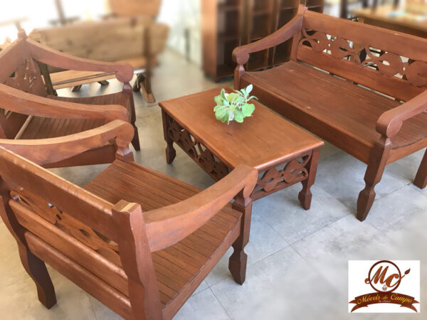 Conjunto de Bancos em Madeira de Eucalipto tratado, incluindo Mesa de Centro para apoiar objetos, copos e decoraçōes. E mais, você pode incluir almofadas decorativas lindas para a decoração do ambiente ficar incrível!